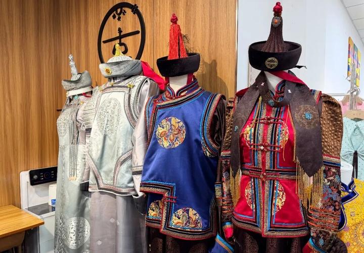 乌拉特服饰:青年匠心守文脉 传统服饰焕新颜